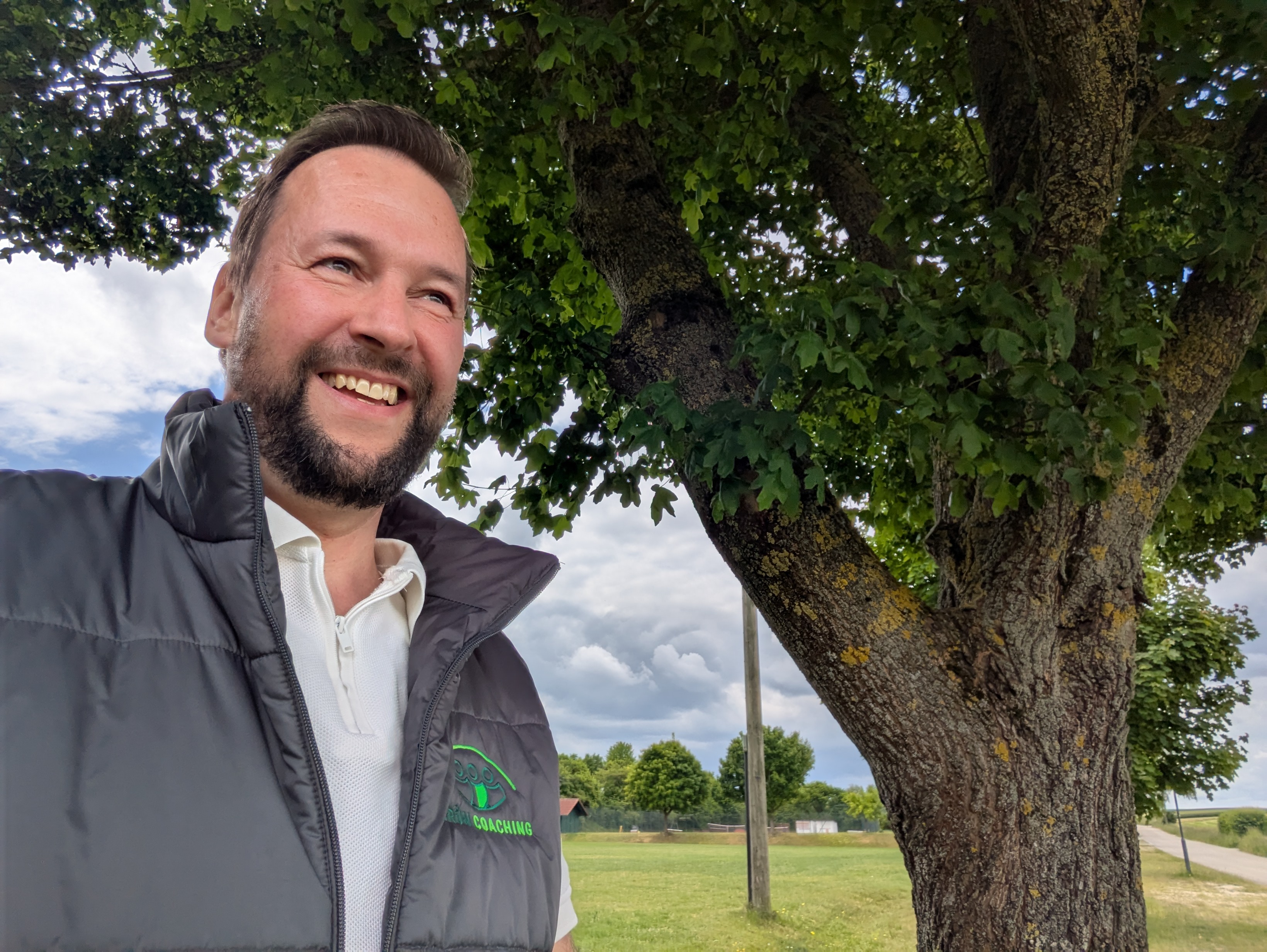 Stefan Grün unter einem Baum